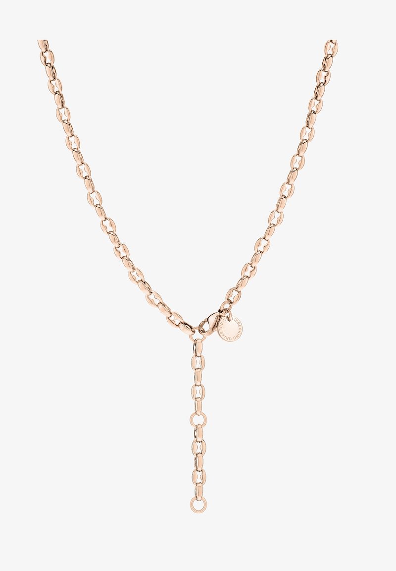 Collier en chaîne en or rose avec des maillons ovales et une goutte de pendentif en forme de Y ; présente une petite étiquette ronde avec une inscription gravée.