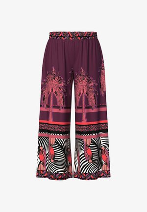 Pantalons à jambes larges dans une riche couleur prune, présentant des graphismes de palmiers et de flamants roses, avec une ceinture à motifs et des rayures contrastées noir et blanc.