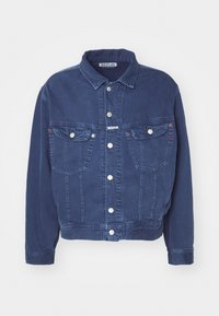 Mörkblå denimjacka med knappstängning, klassisk krage, två bröstfickor och sydda detaljer på fickorna. Mjuk textur, höftlång.