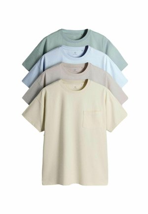 Patru tricouri cu mâneci scurte și guler rotund, pliate și suprapuse, în bej, taupe, albastru deschis și verde salvie, toate având buzunare pe partea stângă a pieptului.