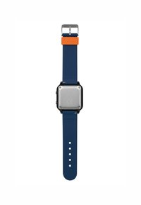Vierkante smartwatch met een achterkant van roestvrij staal, een marineblauwe siliconen band, oranje accent en vijf verstelgaten. Plat en minimalistisch ontwerp.