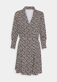 Černé květinové šaty s límečkem, dlouhými rukávy a vázáním v pase. Vzor obsahuje malé bílé a žluté květy. Návrh rozšířené sukně.