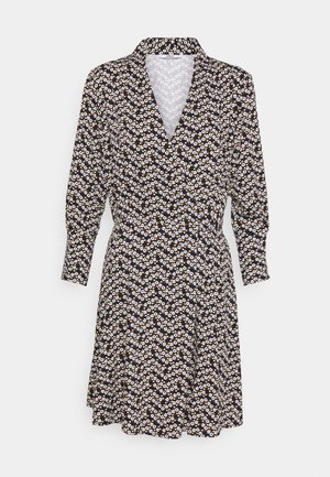 Schwarz gemustertes Kleid mit Kragen, langen Ärmeln und gebundenem Taillenbündchen. Das Muster zeigt kleine weiße und gelbe Blumen. Weit schwingender Rock.
