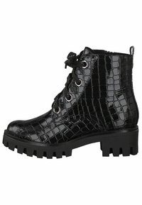 Bottines en cuir verni noir avec texture crocodile, bout rond, fermeture à lacets à six œillets et semelle en caoutchouc épaisse.