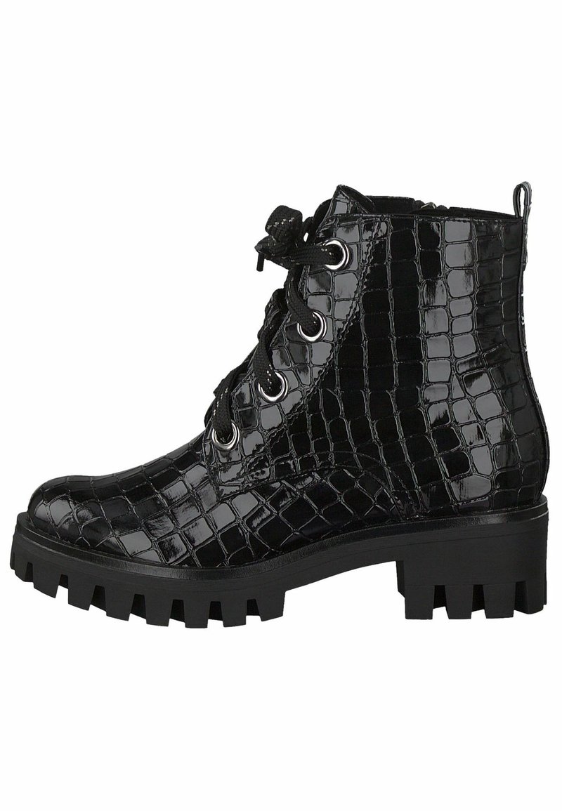 Bottines en cuir verni noir avec texture crocodile, bout rond, fermeture à lacets à six œillets et semelle en caoutchouc épaisse.