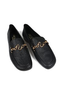 Czarne teksturowane loafersy z plecionym wzorem, z złotym łańcuchem na wierzchu. Zaokrąglony nosek i płaska podeszwa.
