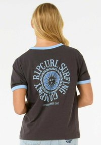 Donkergrijze t-shirt met lichtblauwe accenten, met een cirkelvormige zongrafiek en de tekst "Ripcurl Surfing Company" op de achterkant. Gemaakt van katoen.