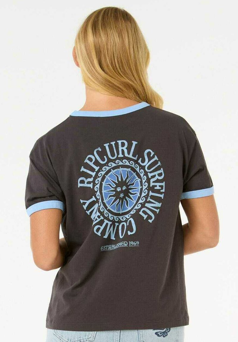 Donkergrijze t-shirt met lichtblauwe accenten, met een cirkelvormige zongrafiek en de tekst "Ripcurl Surfing Company" op de achterkant. Gemaakt van katoen.