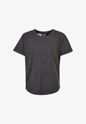 Enfant portant un t-shirt gris foncé à manches courtes, un pantalon cargo vert olive et des baskets blanches avec le logo noir swoosh de la marque.