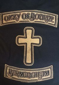 Mørkeblå T-shirt med en slidt hvid grafik med et kors og teksten "OZZY OSBOURNE" og "BIRMINGHAM" i stiliserede skrifttyper.