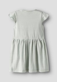 Robe stripée vert clair avec de courtes manches volantées, taille froncée et jupe évasée. Tissu doux avec une texture lisse et un ourlet fini.