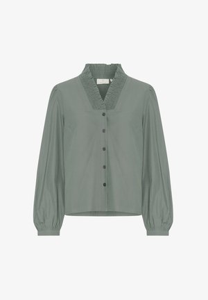 Groene blouse met een V-hals, gerimpeld detail rond de kraag, knoopsluiting aan de voorkant en lange poffende mouwen. Soepele stofstructuur.