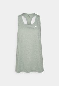 Světle šedý sportovní top bez rukávů s kulatým výstřihem a odhaleným zadním dílem. Obsahuje malé bílé logo Nike na levé horní straně.