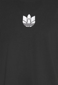 Svart bomulls t-shirt med en vit broderad logotyp som har en trebladig design och horisontella ränder i nederkant.