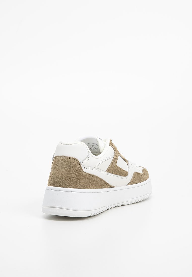 Niedrig geschnittene Sneakers aus weißem Leder mit akzenten aus beige-suede, einer strukturierten Oberfläche und einer dicken weißen Gummisohle.