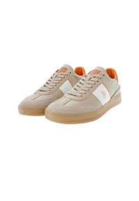 Beiga sneakers med överdel i mocka och mesh, vit sidopanel, orange detaljer på tungan och hälen, samt en genomskinlig gummisula.