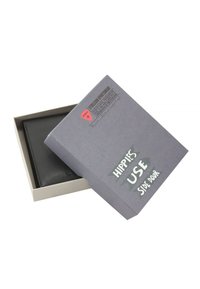 Črn usnjen denarnica v sivi škatli. Škatla vsebuje besedilo "HIPPIES USE SIDE DOOR" s majhnim logotipom in teksturirano površino denarnice.