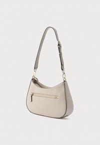 Szara torba na ramię z ekoskóry o zaokrąglonym kształcie, z regulowanym paskiem oraz przednią kieszenią na zamek z ozdobnymi elementami w kolorze złotym.