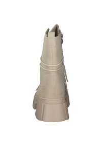 Stivale beige fino alla caviglia con punta arrotondata, tomaia in pelle testurizzata, zip laterale e suola in gomma spessa. Presenta lacci decorativi e cuciture.