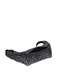Bolso de tela con estampado de leopardo en negro y gris, con un solo compartimento con cremallera, correa ajustable y forma elegante y angular.