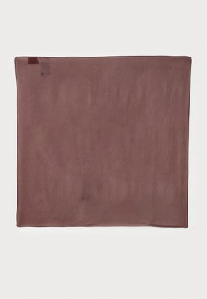 Foulard carré doux de couleur mauve atténuée, soigneusement étalé à plat avec une petite étiquette visible en haut à gauche.