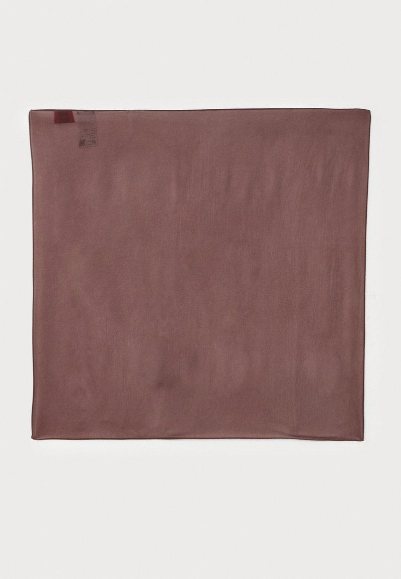 Foulard carré doux de couleur mauve atténuée, soigneusement étalé à plat avec une petite étiquette visible en haut à gauche.