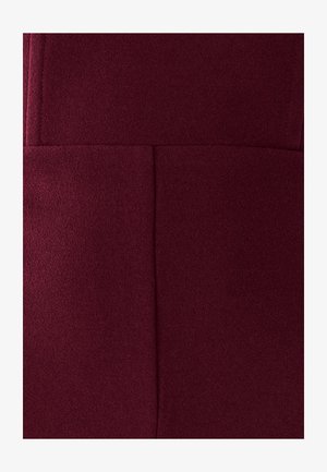Bordeaux stof, textuur oppervlak met een zachte afwerking. Heeft strakke lijnen en naden, en toont een eenvoudig ontwerp zonder zichtbare versieringen.