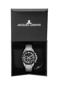Reloj de acero inoxidable plateado con esfera negra, tres subesferas y tacómetro. Presentado en una caja de marca negra con forro interior suave.