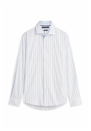 Camicia bianca a maniche lunghe con bottoni, con sottili righe verticali nere e colletto classico, distesa su uno sfondo bianco.