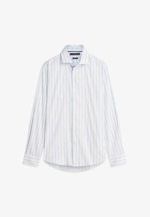 Camicia bianca a maniche lunghe con bottoni, con sottili righe verticali nere e colletto classico, distesa su uno sfondo bianco.