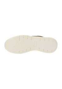 La suela del zapato presenta un material de goma blanca texturizada con un diseño de banda de rodadura estampada y segmentos estructurados para tracción y soporte.