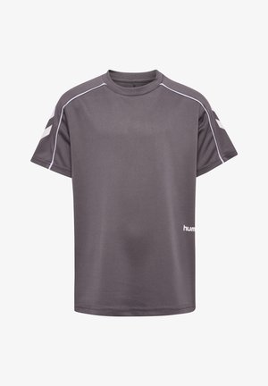 Grå træningst-shirt lavet af åndbart stof, med korte ærmer, rund halsudskæring, hvide linjer som accenter og en logo på fronten.