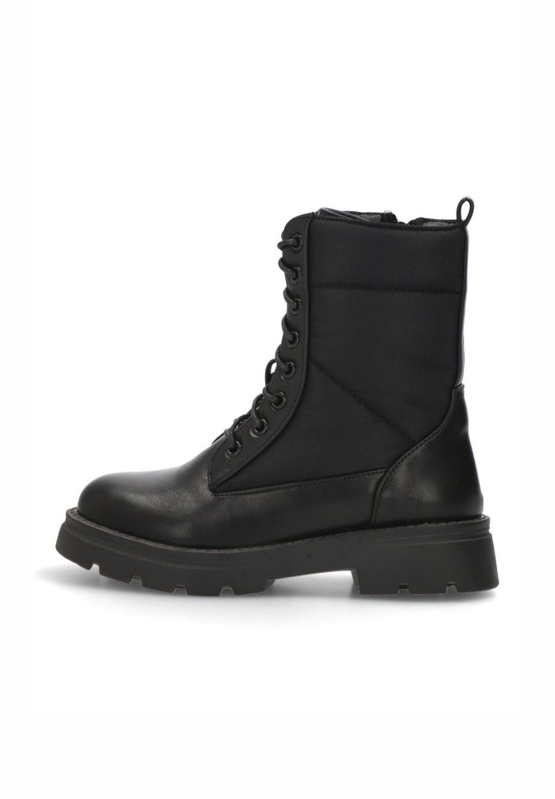 Botas de combate negras con un acabado de cuero suave, parte superior acolchada y suela de goma. Cuenta con un diseño de cordones y una tira en la parte trasera para facilitar su uso.