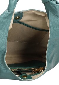 Teal leren tote bag met een zachte textuur, voorzien van een ruime binnenkant, beige voering en een ritsvak voor organisatie.