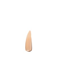 Fondotinta liquido in una tonalità beige. Texture liscia e cremosa con una leggera lucentezza, presentata come una strisciata su uno sfondo bianco.