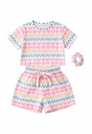 Ensemble t-shirt manches courtes et shorts avec motif de cœurs roses, carrés bleus et points jaunes, assorti à un chouchou coordonné.