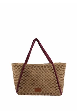 Bolso tote tejido de paja con forma rectangular ancha, con asas de tela de color rojo oscuro que se extienden a lo largo de los lados para mayor soporte.
