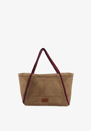 Bolso tote tejido de paja con forma rectangular ancha, con asas de tela de color rojo oscuro que se extienden a lo largo de los lados para mayor soporte.