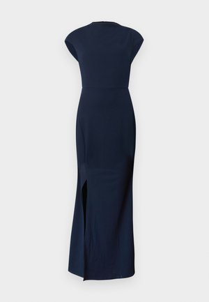 Tamnoplava duga haljina bez rukava s visokim prorezom na lijevoj strani, pripijena u struku i s okruglim izrezom.