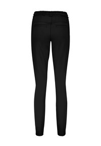 Sorte slim-fit bukser med en elastisk talje, der har to baglommer, glat tekstur og tapered design. Ingen synlige pynt.