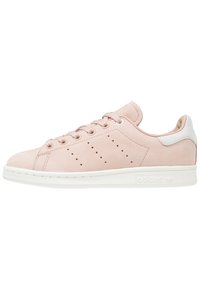 Ljust rosa Adidas Stan Smith-sneaker med vit hälflik, perforerade sidostripes och vit gummisula.