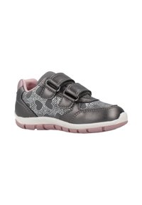 Zapatilla atlética gris con dos correas de velcro, interior rosa, diseño de estampado de leopardo con puntos y suela de goma blanca.