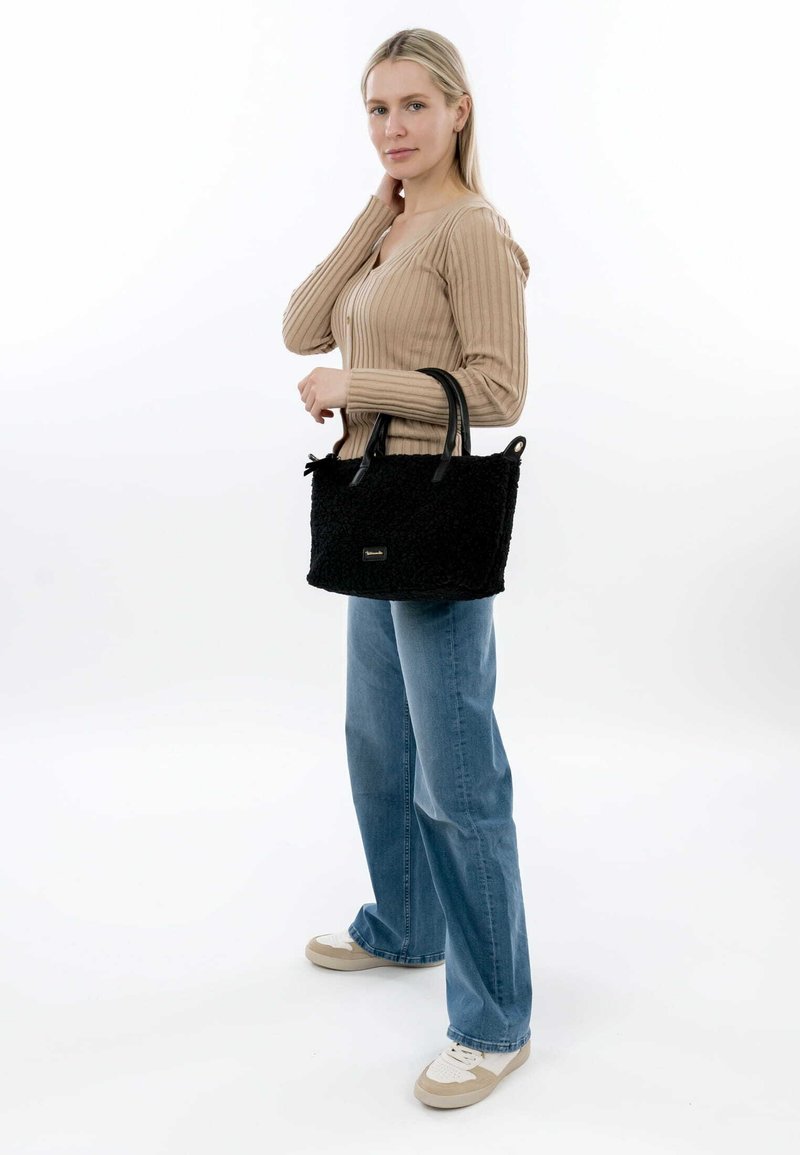 Borsa nera con texture, dotata di doppio manico in pelle, con forma rettangolare e un piccolo logo evidenziato sul fronte.