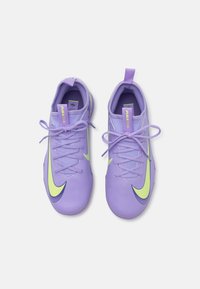 Scarpe da ginnastica viola con superficie testurizzata, caratterizzate da un prominente swoosh giallo Nike e lacci abbinati. Marchio Air Zoom sulla linguetta.