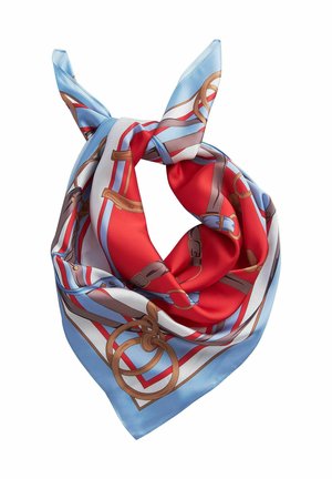 Jedwabna apaszka w czerwonych, jasnoniebieskich i białych sekcjach, ozdobiona wzorami ze skórzanymi paskami i kółkami w kolorze brązowym, złożona luźno w supeł.