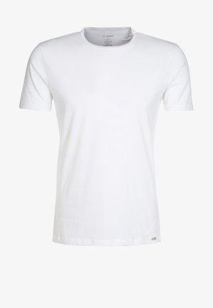 Biała koszulka z krótkim rękawem, z okrągłym dekoltem, wykonana z bawełny. Gładka tekstura z delikatnym rozciągnięciem. Posiada małą metkę z logo na dolnym hemie.