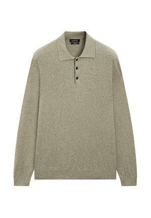 Polo en maille à manches longues vert olive clair avec trois boutons foncés et poignets et ourlet côtelés.