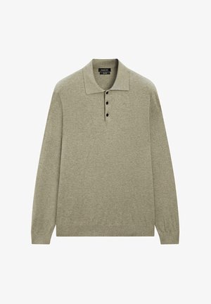 Polo in maglia a maniche lunghe di colore verde oliva chiaro con tre bottoni scuri e polsini e orlo a coste.