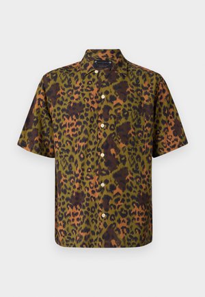 Kortärmad skjorta i leopardmönster, med nyanser av grönt, brunt och orange, med knappknäppning fram och en enda bröstficka.