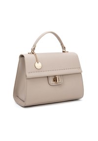 Borsa in pelle beige con una forma strutturata, manico superiore, accessori in oro e un charm rimovibile. Presenta un pattino frontale con chiusura a scatto.
